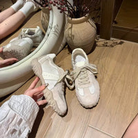 Damen Sportliche Sneakers aus hochwertigem Wildleder mit robustem Sohlenprofil – Cremeweiß