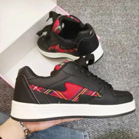 Damen Sportliche Sneakers mit modernem Karomuster und rutschfester Sohle – Schwarzrot