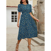 Amelia - Kleid mit Rundhalsausschnitt und Blumenmuster – Blau mit kleinen Blumen