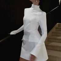 Heidi Mode | Schmal geschnittenes, langärmeliges, hüftumspielendes Kleid – weiß