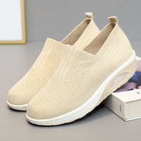 Damen Slip-On Sneakers mit atmungsaktivem Strickobermaterial von – Creme