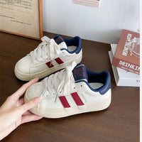 Damen Sneakers mit verspieltem Design und bequemer Sohle – Rotblau