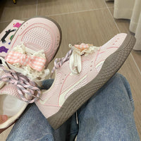 Damen Sneakers mit verspielt floralem Design und innovativer Schnürung – Rosa