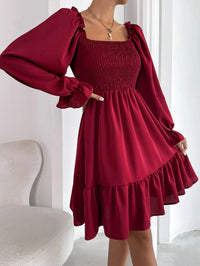 Heidi Mode | Paralleles Krepp genähtes Kleid mit Rüschensaum – Burgunderrot