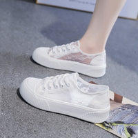 Damen Sneakers mit floralen Spitzenapplikationen und luftiger Netzstruktur – Weiß