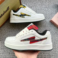 Damen Sneakers mit auffälligem Karomuster und dämpfender Sohle – Entenfarbe