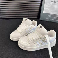 Damen Sneakers im modischen Retro-Stil mit strahlenden Akzenten – Cremeweiß