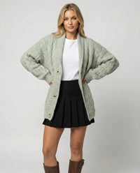 Damen gemütliche Langstrickjacke mit softem Flauschgarn, extrabreiter Silhouette und dekorativer Knopfleiste – Hellgrün