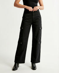 Damen Cargohose mit tiefem Schritt, konturierten Kniepaneelen, aufgesetzten Druckknopf-Taschen und schmal zulaufendem Bein – Schwarz