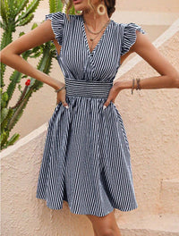 Josephina |  Gestreiftes schickes Midi-Sommerkleid – Schwarz
