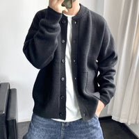 TIM -  MIT KNÖPFENSTRICKJACKE – Schwarz