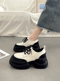 Damen Sportliche Lack Sneakers mit robuster Plateausohle und modischem Design – Weiß