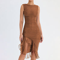 Damen figurbetontes Cocktailkleid mit raffinierten Rüschendetails und asymmetrischem Saum – Braun