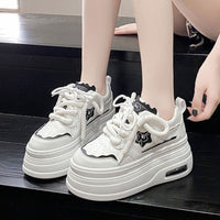 Damen Sportliche Plateau-Sneaker mit modischem Blumendetail – Schwarz