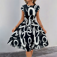 Heidi Mode | Plissee-Kleid mit geometrischem Print – schwarz und weiß