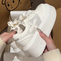 Damen Sportliche Sneakers mit luftdurchlässiger Mesh-Oberfläche und plattenförmiger Sohle – Offwhite