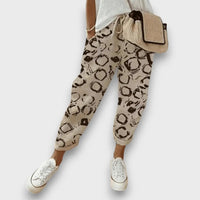 Benia – Luftige Freizeithose mit femininer Silhouette – Beige mit Muster