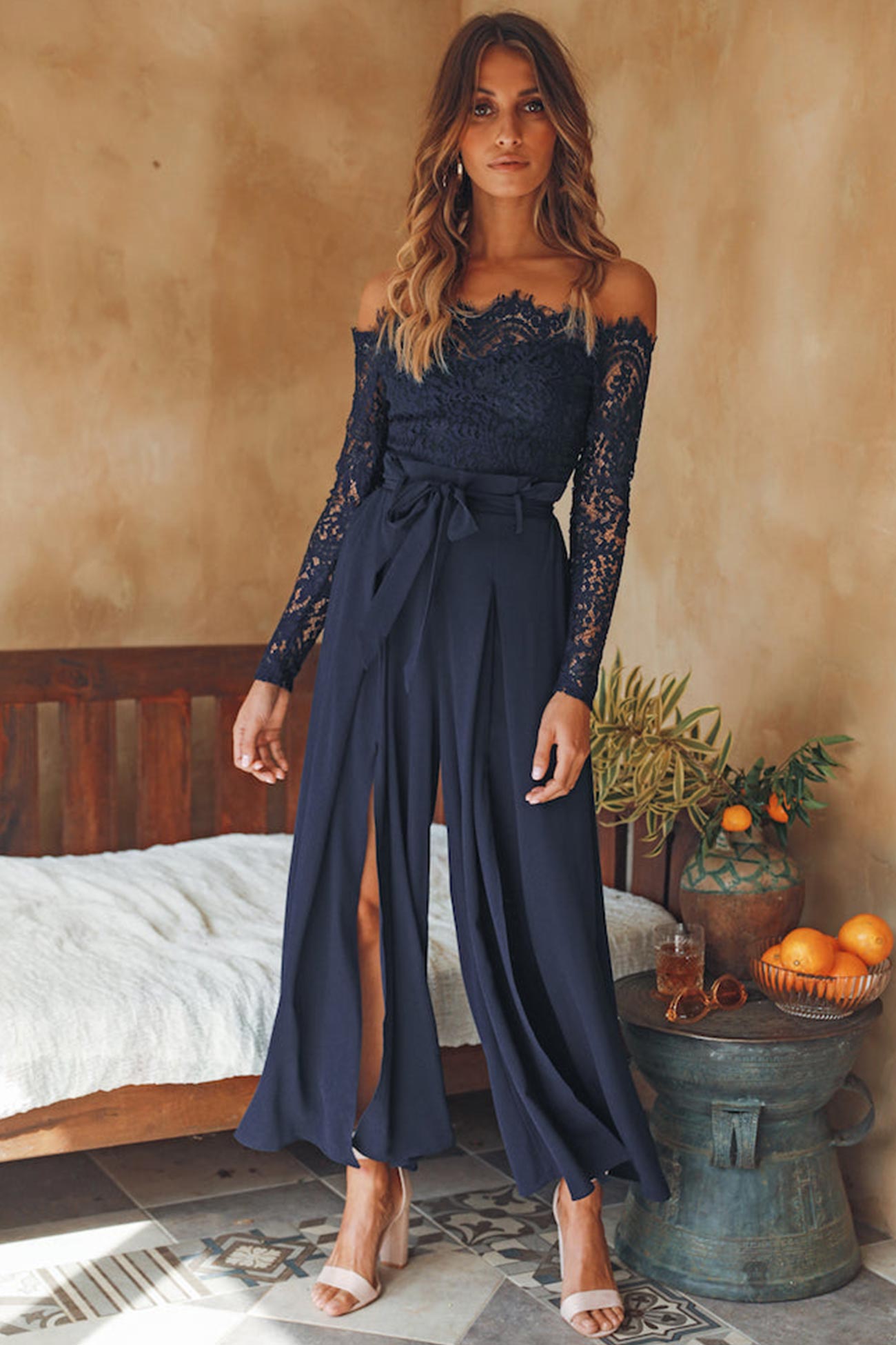 Heidi-Mode | Off Shoulder Jumpsuit mit Spitze und Schlitz
