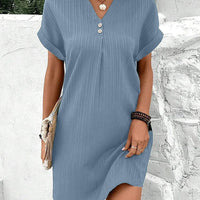 Claudia | Einfarbiges Kleid mit V-Ausschnitt – Blau