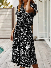 Georgia | Sanft gepunktetes Midi-Kleid mit Knopfdetails – Schwarz