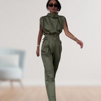 Alicia | Figurschmeichelndes Design mit dekorativem Gürtel Frauenset – Olivgrün