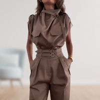 Alicia | Figurschmeichelndes Design mit dekorativem Gürtel Frauenset – Braun
