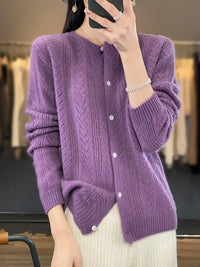 Koira | Weicher Strickcardigan mit Zopfmuster – Violett