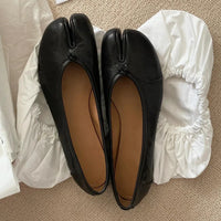 Damen Dirndl Schuhe mit geteilter Spitze | Flach – Schwarz