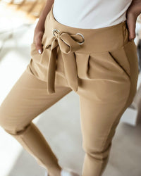 Heidi - Feine Stoffhose mit Gürtelschleife – Khaki