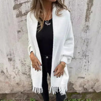 Valmonté™ Mantel im Poncho-Stil aus Weichem Garn mit Fransen und Handgearbeitetem Finish / Die Sanftheit des Winters trifft auf Französische Eleganz! – Weiß