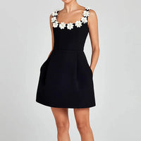 Bellaflora™-Kleid mit Floralen Applikationen am Ausschnitt und Eleganter Passform – Schwarz mit weißen Blumenmustern