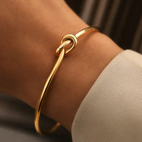 Elena – Schlichte Knoten-Armspange – Gold