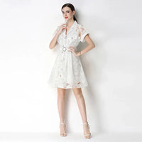 Celestine™ Kleid Aus Zarter Spitze Mit Integriertem Gürtel – Weiß