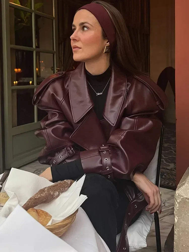 Sinerla | Schlanke kurze Lederjacke für Damen