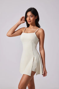 Rachel | Sportliches Tennis-/Yoga-Kleid mit integrierten Shorts – Creme