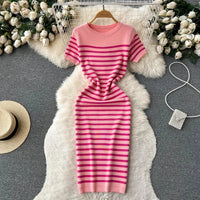 Kiara | Gestricktes gestreiftes Strandkleid – Rosa