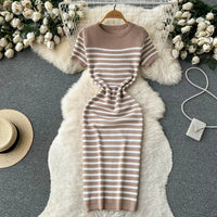 Kiara | Gestricktes gestreiftes Strandkleid – Khaki