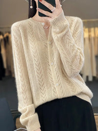 Koira | Weicher Strickcardigan mit Zopfmuster – Beige