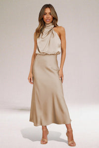 Élodie™ | Glamouröse Satinrobe mit Neckholder. – Beige