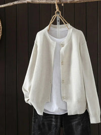 Elara | Perlenknopf Cardigan – Creme