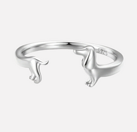 PEPI – Anpassbarer Dackel-Ring im stilvollen Wickel-Design – Silber