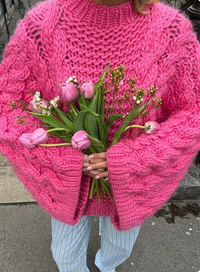 Eylyn | Damen Oversize Strickpullover mit Zopfmuster und hohem Kragen – Rosa