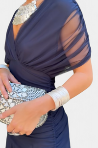 Alondra Maxikleid mit kreativem Blumenprint und V-Ausschnitt – Blau