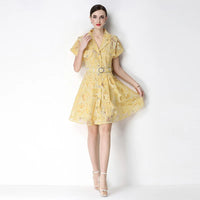 Celestine™ Kleid Aus Zarter Spitze Mit Betonter Taille – Gelb