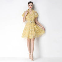 Celestine™ Kleid Aus Zarter Spitze Mit Integriertem Gürtel – Gelb