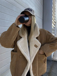 Klesvaya | Modische Oversize Lammfelljacke für Damen – Karamel