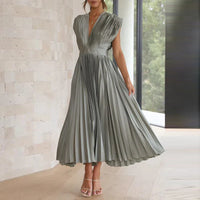AROA - LANGES PLISSIERTES KLEID MIT GÜRTEL – Grau