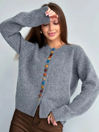Victoria | Eleganter Damen Cardigan mit dekorativen Knöpfen – Grau
