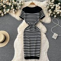 Kiara | Gestricktes gestreiftes Strandkleid – Schwarz