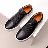 Turnschuhe aus echtem Leder – Schwarz